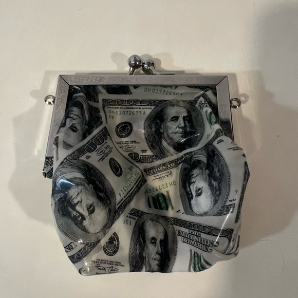 PrettyLittleThing Money Print Plastic Clutch - Picture 2 of 3